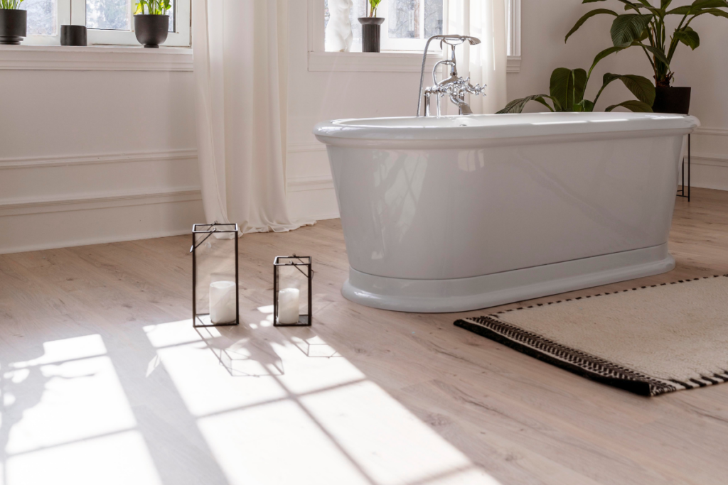 Parquet massif ou parquet stratifié dans une salle de bain ? Suivez le guide KLOO pour bien choisir votre parquet ! provenance de l'image : freepik